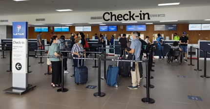 Personas en fila de espera en aeropuerto