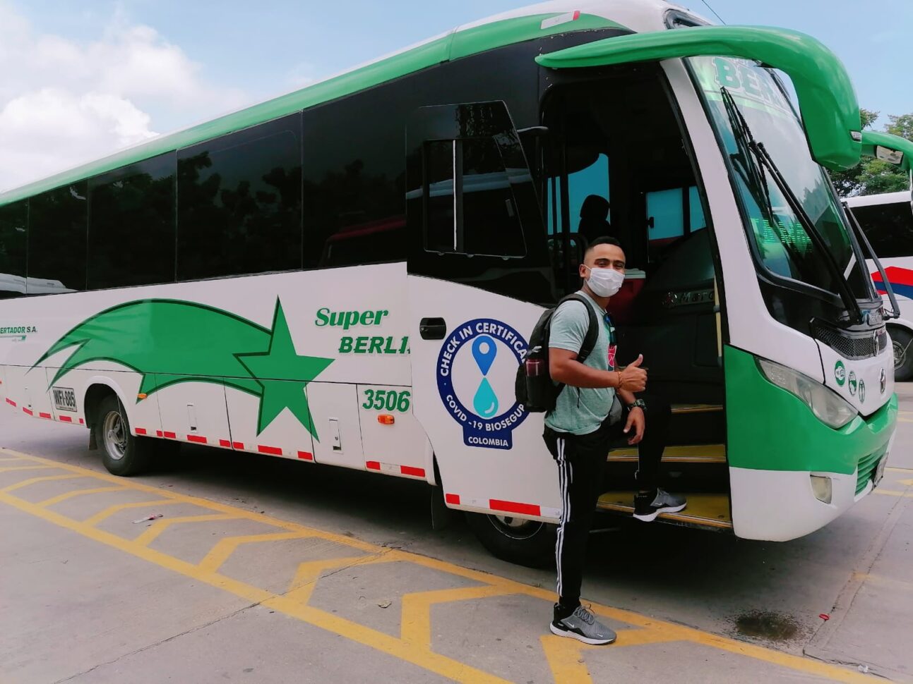 Usuario del servicio de transporte terrestre ingresando al bus