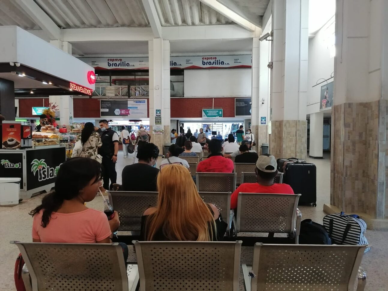 Usuarios en las salas de espera de la  Terminal de Transporte Terrestre