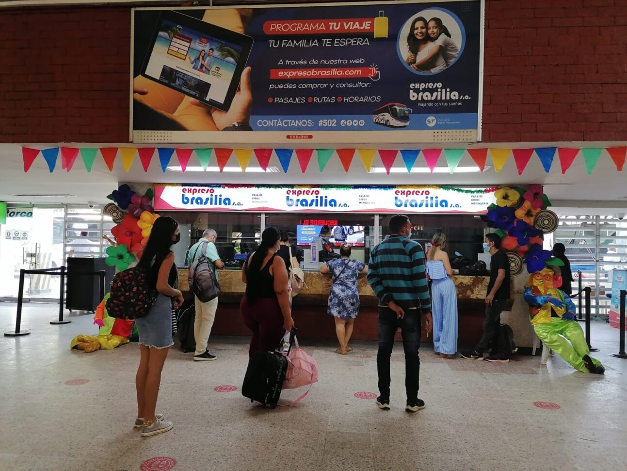 Usuarios de la Terminal esperando turno para la compra de tiquetes