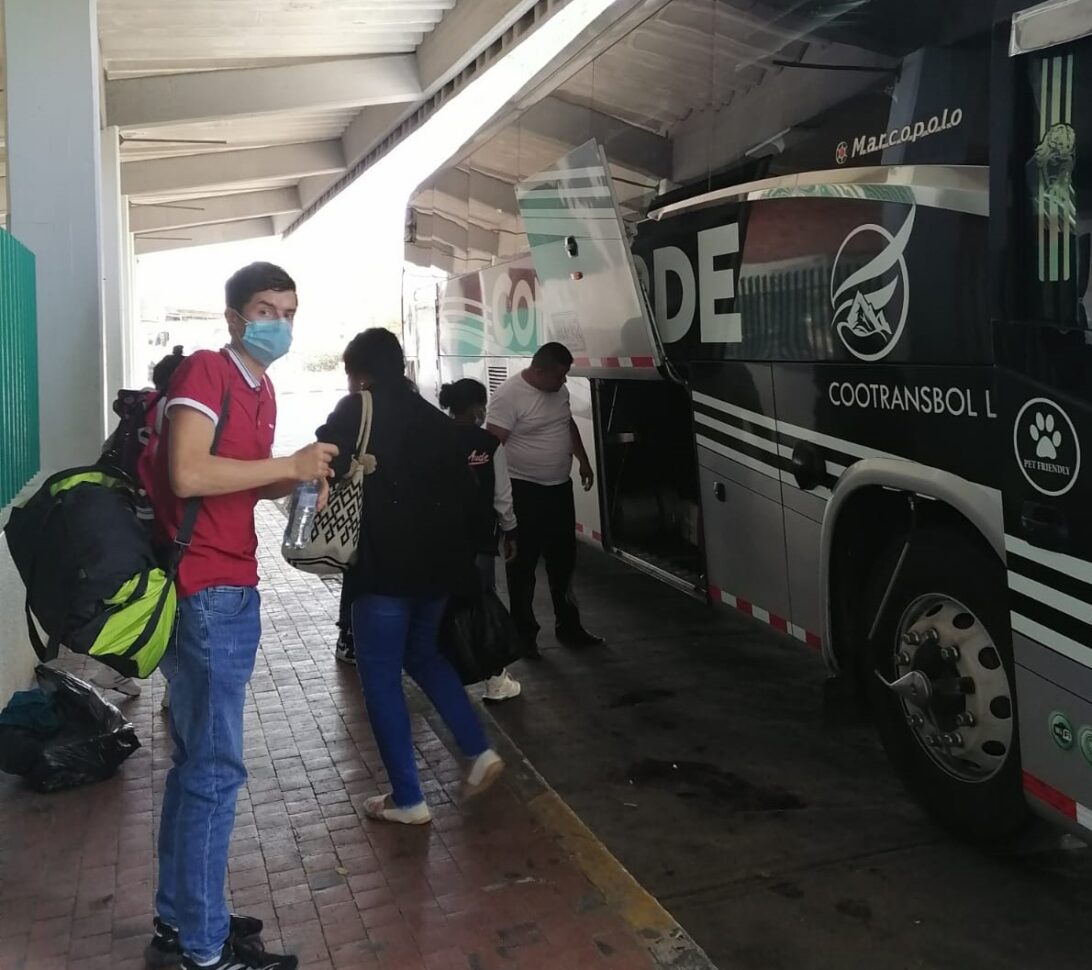 Salida de usuarios de la Terminal de Transportes