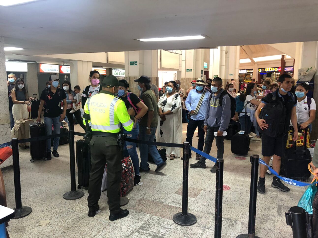 Policía requisa realiza control de seguridad en la Terminal de Transportes