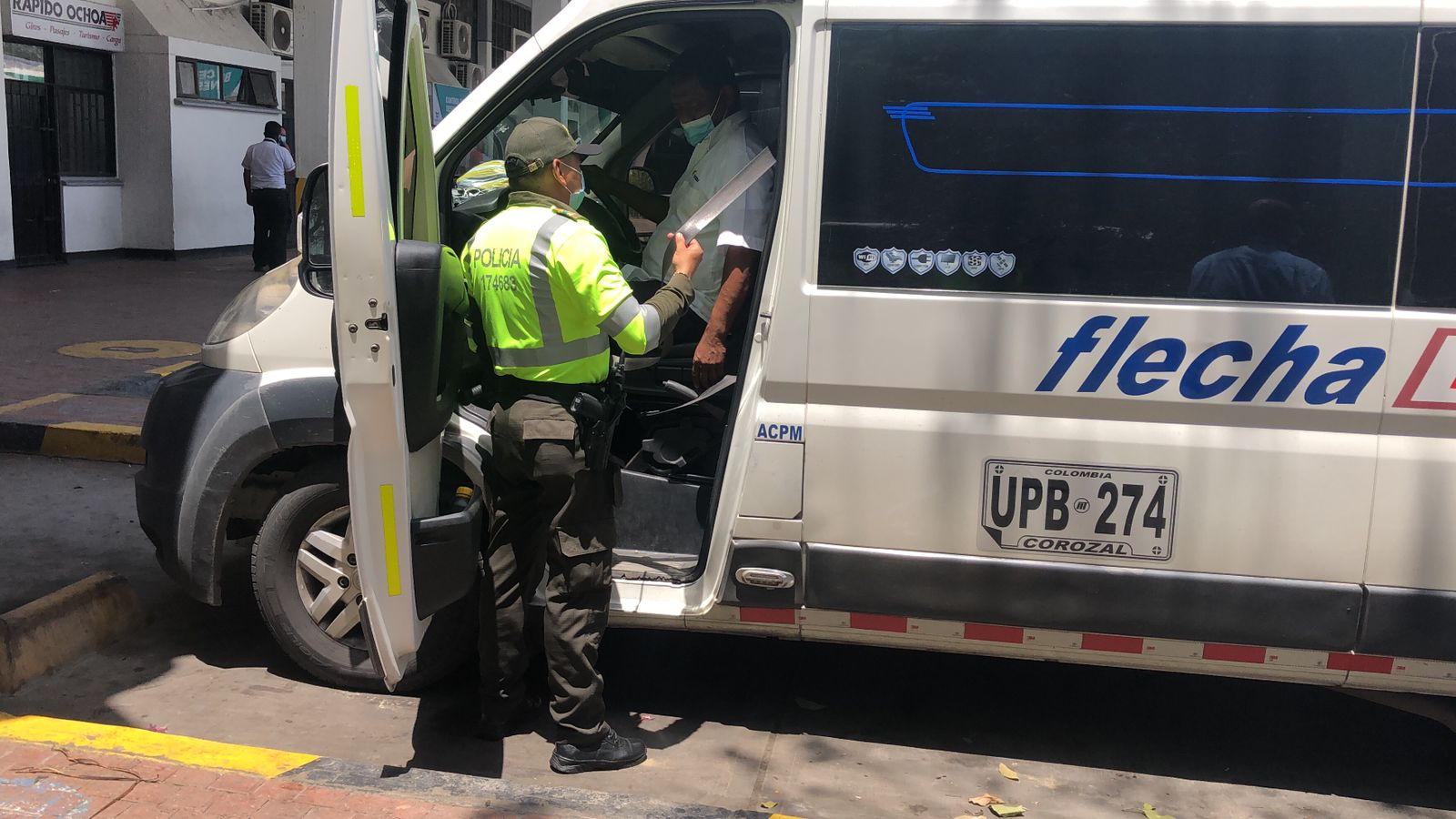 Policía requisa realiza control de seguridad en la Terminal de Transportes